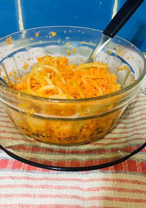 Una foto de Ensalada de zanahoria rallada c/ cebolla y jugo naranja