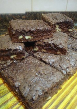 Una foto de Brownie súper húmedo con nueces
