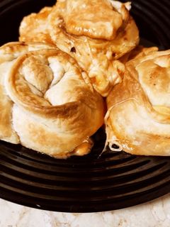 Foto di Rose di sfoglia con mozzarella e pomodoro