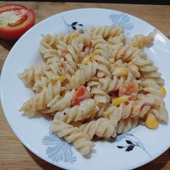 A picture of White sauce pasta with Indian twist.