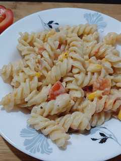 A picture of White souce pasta with Indian twist.