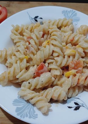 A picture of White sauce pasta with Indian twist.