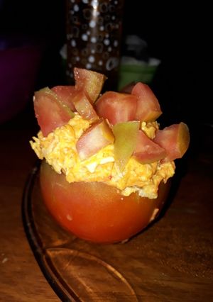 Una foto de Tomates rellenos de pollo y zanahoria