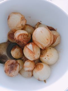 Una foto de Cebollita francesa glaseada. Guarnición para carne de navidad