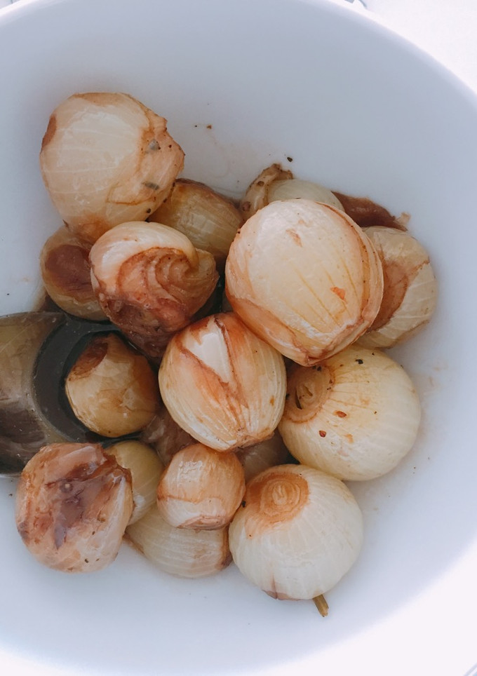 Una foto de Cebollita francesa glaseada. Guarnición para carne de navidad