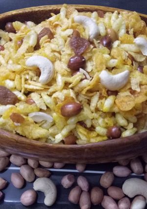 A picture of Khatta Meetha Poha chivda.