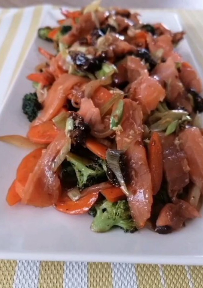 Una foto de Salteado de verdura con salmón