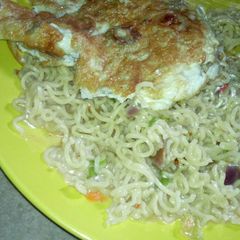 A picture of Indomie nd fried egg.