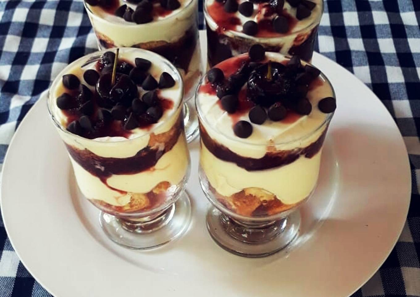 Tiramisú de chocolate y frutos rojos