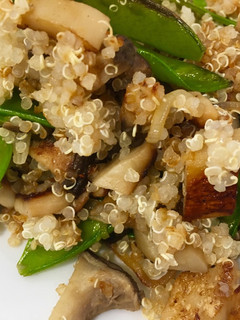 Una foto de Salteado de quinoa con boletus y tirabeques