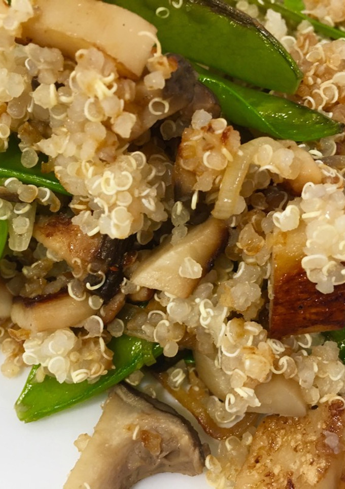 Una foto de Salteado de quinoa con boletus y tirabeques