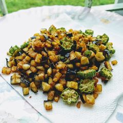 A picture of Okra, Aubergine.