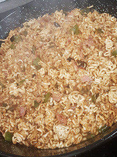 Una foto de Fideos con jamón