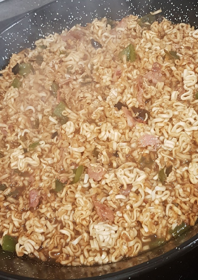 Una foto de Fideos con jamón