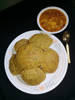 उड़द दाल पूरी और आलू की सब्जी (Urad Dal Poori aur Aloo ki Sabzi Recipe in Hindi) रेसिपी मुख्य फोटो