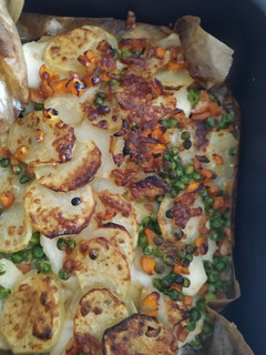 Una foto de Merluza con verduras de estación al horno