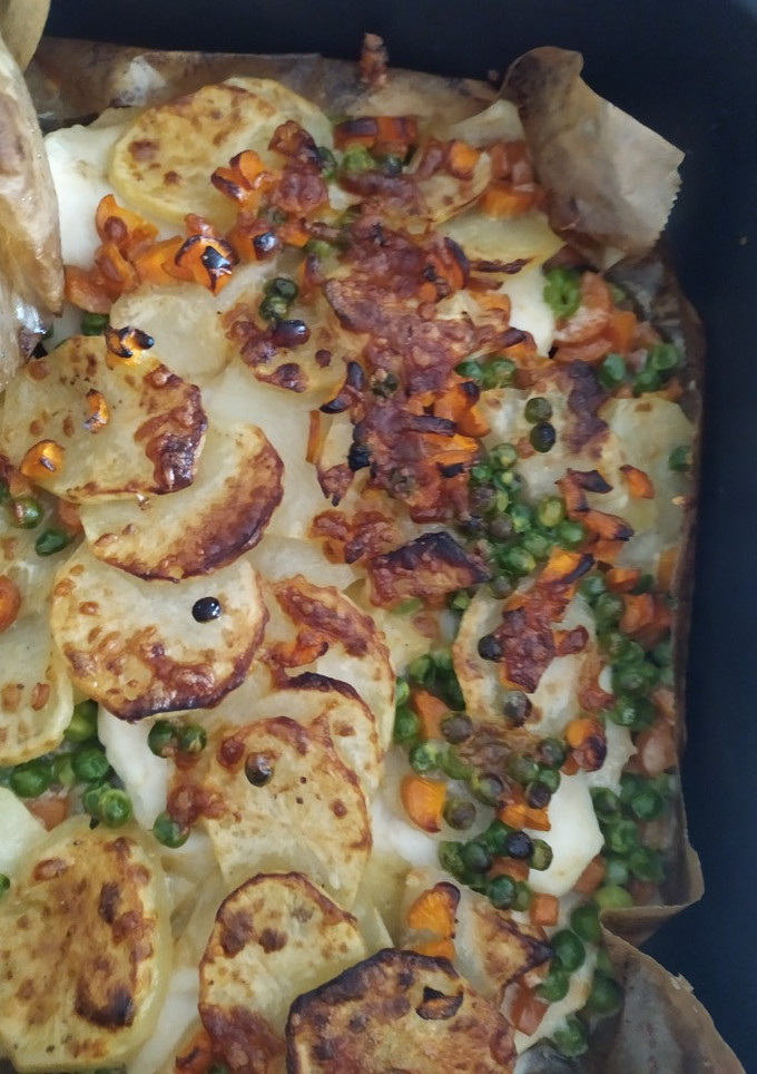 Una foto de Merluza con verduras de estación al horno