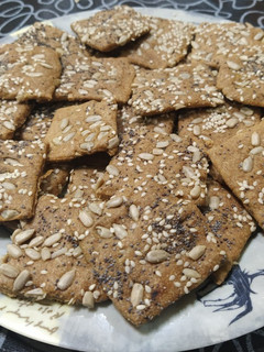 Una foto de Galletitas saladas con semillas