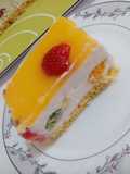 Cheesecake cu blat din pandișpan, fructe de anotimp și fanta