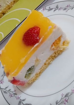 O poză a rețetei Cheesecake cu blat din pandișpan, fructe de anotimp și fanta.