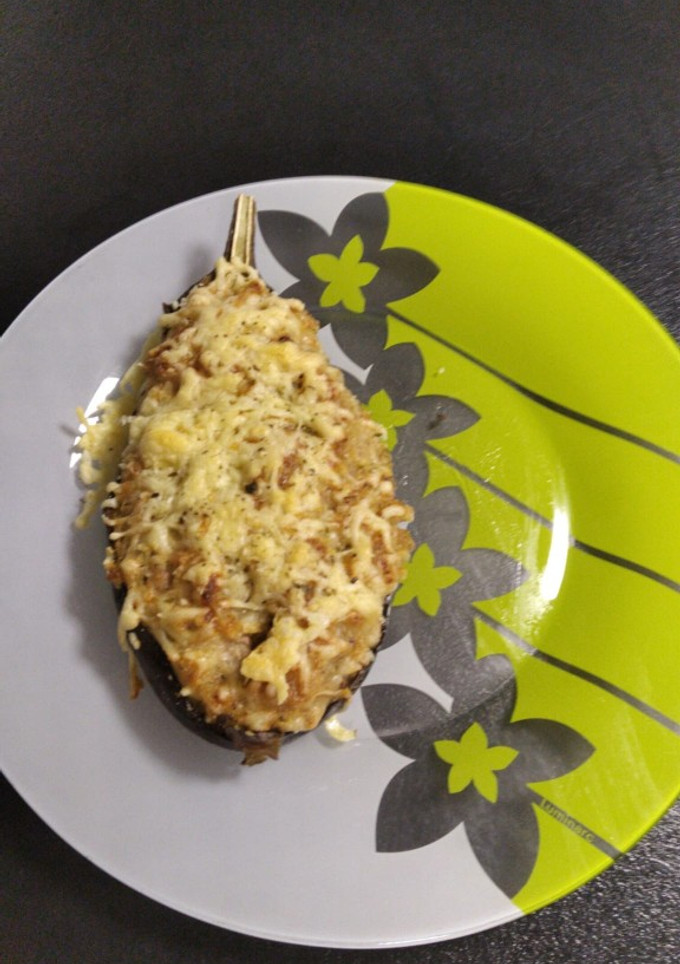 Una foto de Berenjena rellena de pollo asado