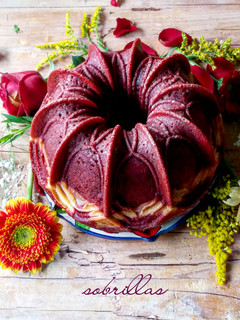 Una foto de Bundt red velvet con cheesecake
