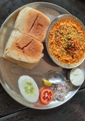 A picture of Maharashtrain Misal Pav.