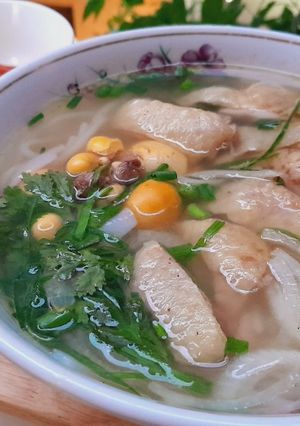 Hình của món Phở gà trứng non.