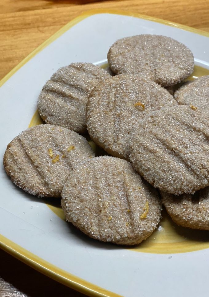 Una foto de Galletitas azucaradas de limón 🍋 con harina integral y de avena