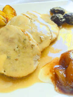 Una foto de Pollo relleno con boletus manzana y cebollitas caramelizadas