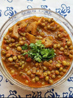 A picture of Lilva Beans and Brinjal curry.