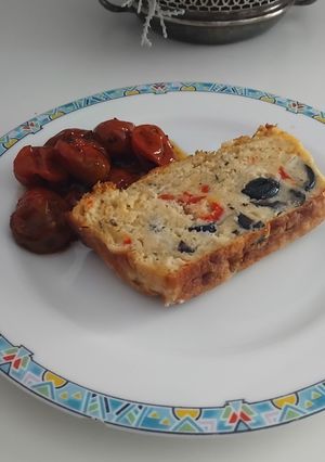 Una foto de 🍰 Bizcocho salado de queso 🧀 azul, Edan, aceitunas 🫒y pimientos