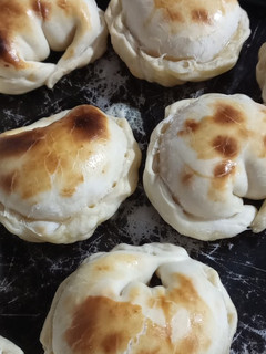 Una foto de Empanadas de jamón y queso!🥟🥟🥟