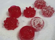 Una foto de bombones de fruta con gelatina