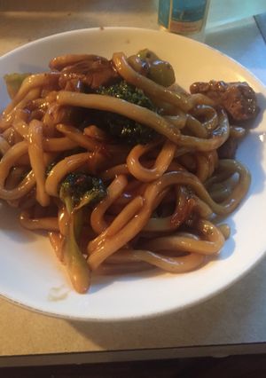 A picture of Beef and broccoli stir fry.