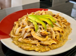 Una foto de Huarache de setas encebolladas con queso vegan