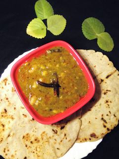 आंबटचुका डाळभाजी (ambat chuka dal bhaji recipe in marathi) रेसिपी चे मुख्य फोटो