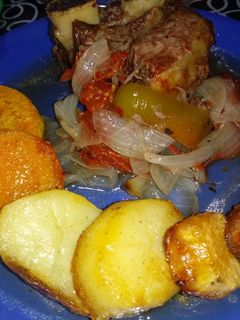 Una foto de Carne al horno con guarnición