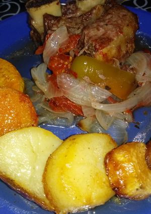 Una foto de Carne al horno con guarnición