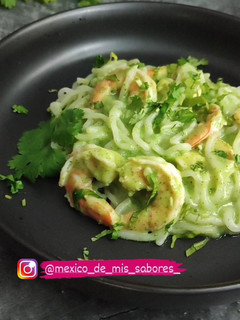 Una foto de 💥 PASTA CON CAMARONES EN SALSA DE AGUACATE Y CILANTRO 💥