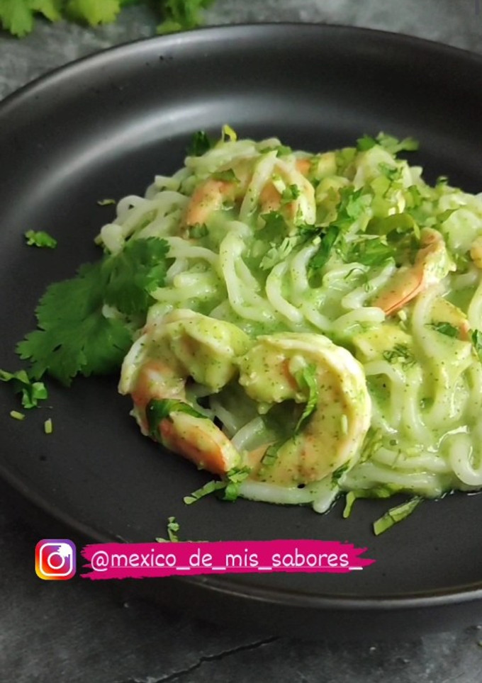 Una foto de 💥 PASTA CON CAMARONES EN SALSA DE AGUACATE Y CILANTRO 💥