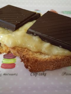 Una foto de Tostada de plátano con canela y chocolate