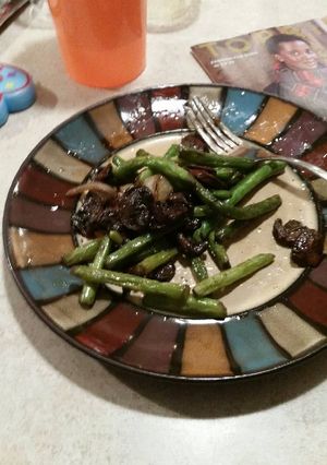 A picture of Delicious Green Beans and Mushrooms.