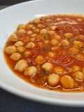 Garbanzos con tomate y jamón