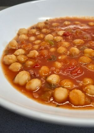Una foto de Garbanzos con tomate y jamón
