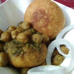A picture of Khasta kachori chole chaat.