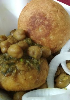 A picture of Khasta kachori chole chaat.
