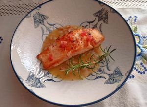 Foto principal de Salmón a la plancha en salsa de cítricos & granada // Grilled Salmón with Citrus Sauce & Granade