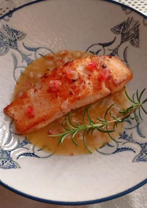 Una foto de Salmón a la plancha en salsa de cítricos & granada // Grilled Salmón with Citrus Sauce & Granade