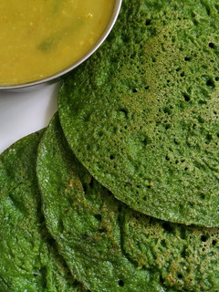 முடக்கத்தான் கீரை அடை (mudakathan Keerai adai Recipe in Tamil) செய்முறை முக்கிய புகைப்படம்